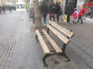 Panchina senza una tavola di legno