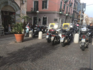 Parcheggio selvaggio in via Enrico Alvino